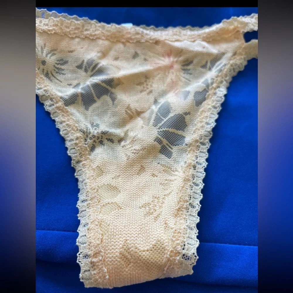 New Victorias Secret Floral Sexy Lace Thong Panty